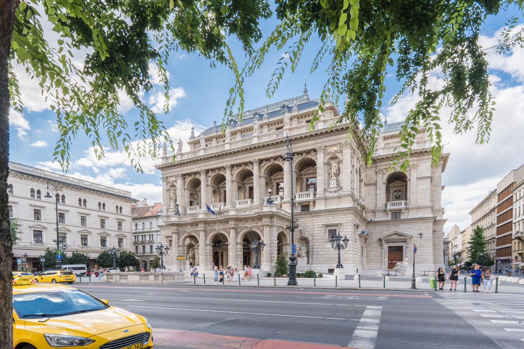 Spacious By Opera Apartment Budapest