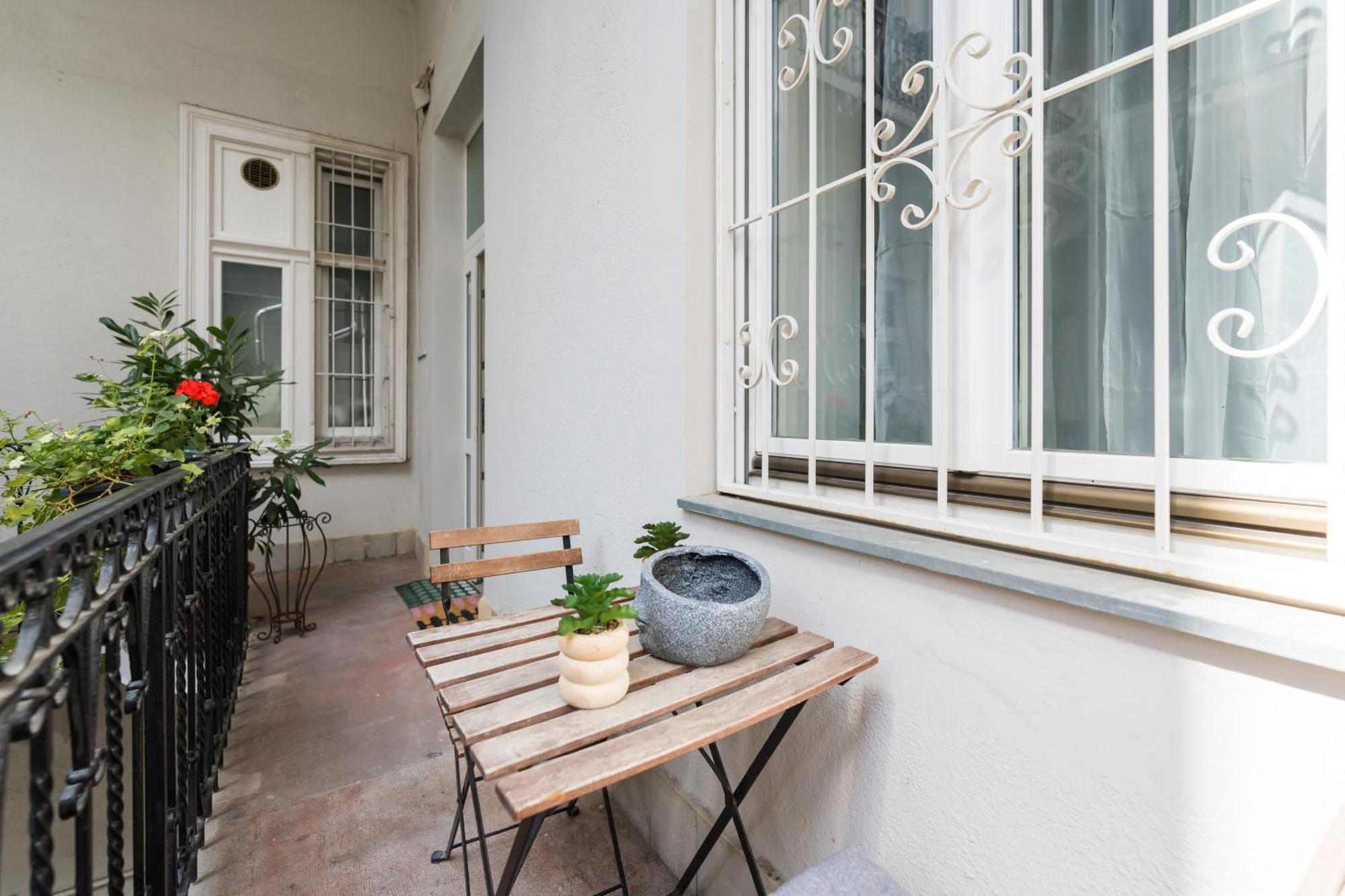 Apartment Spacious By Opera Budapest