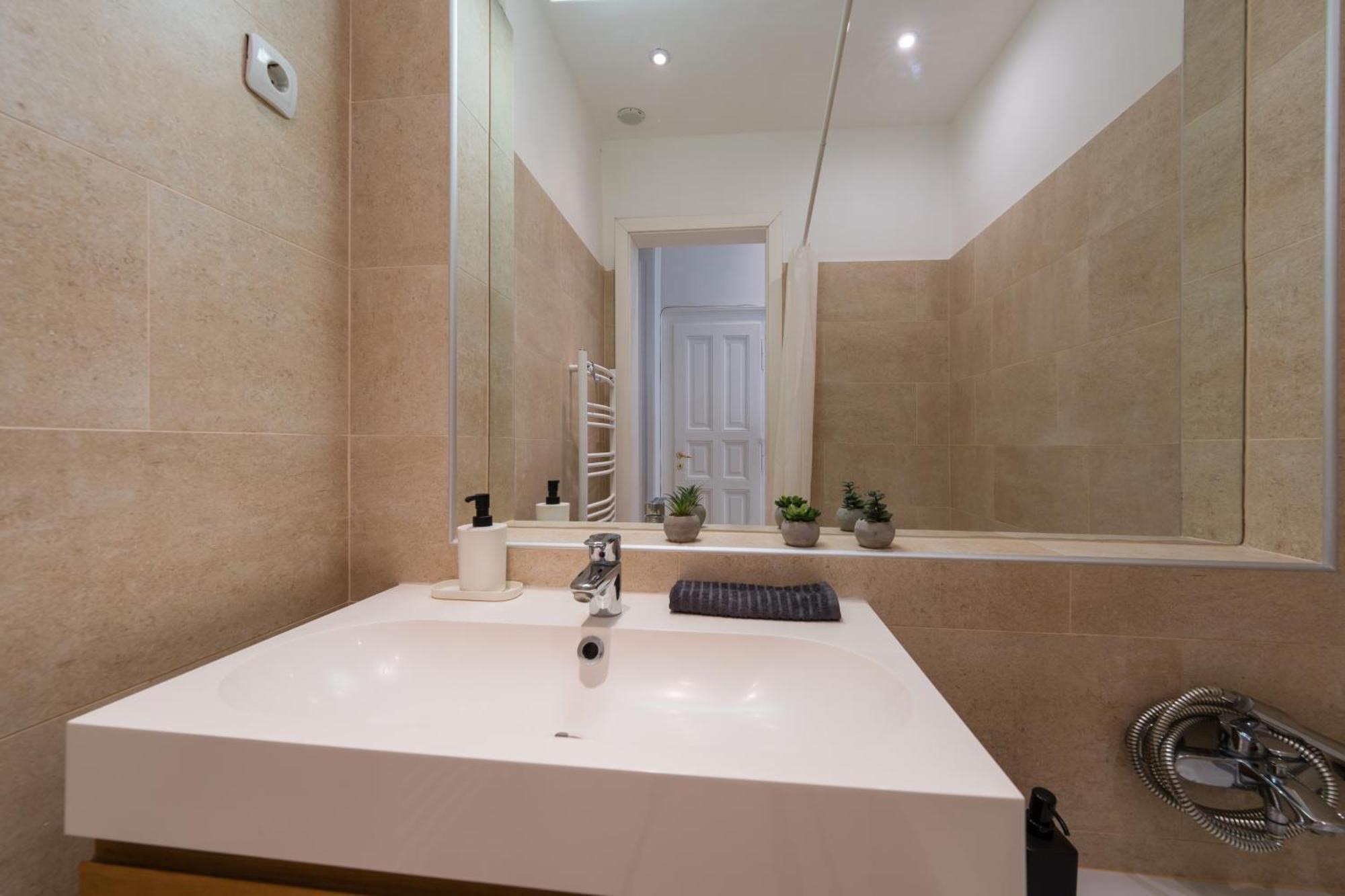Spacious By Opera Apartment Budapest