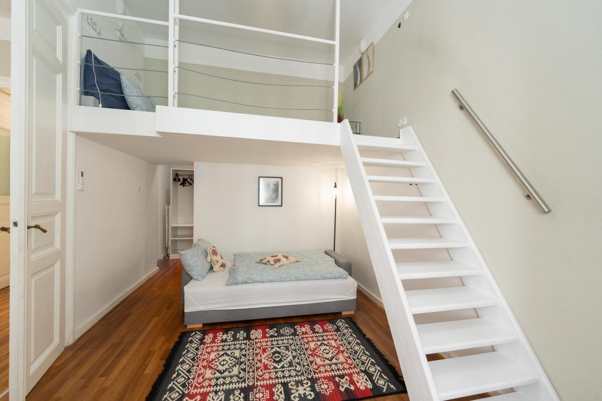 Spacious By Opera Apartment